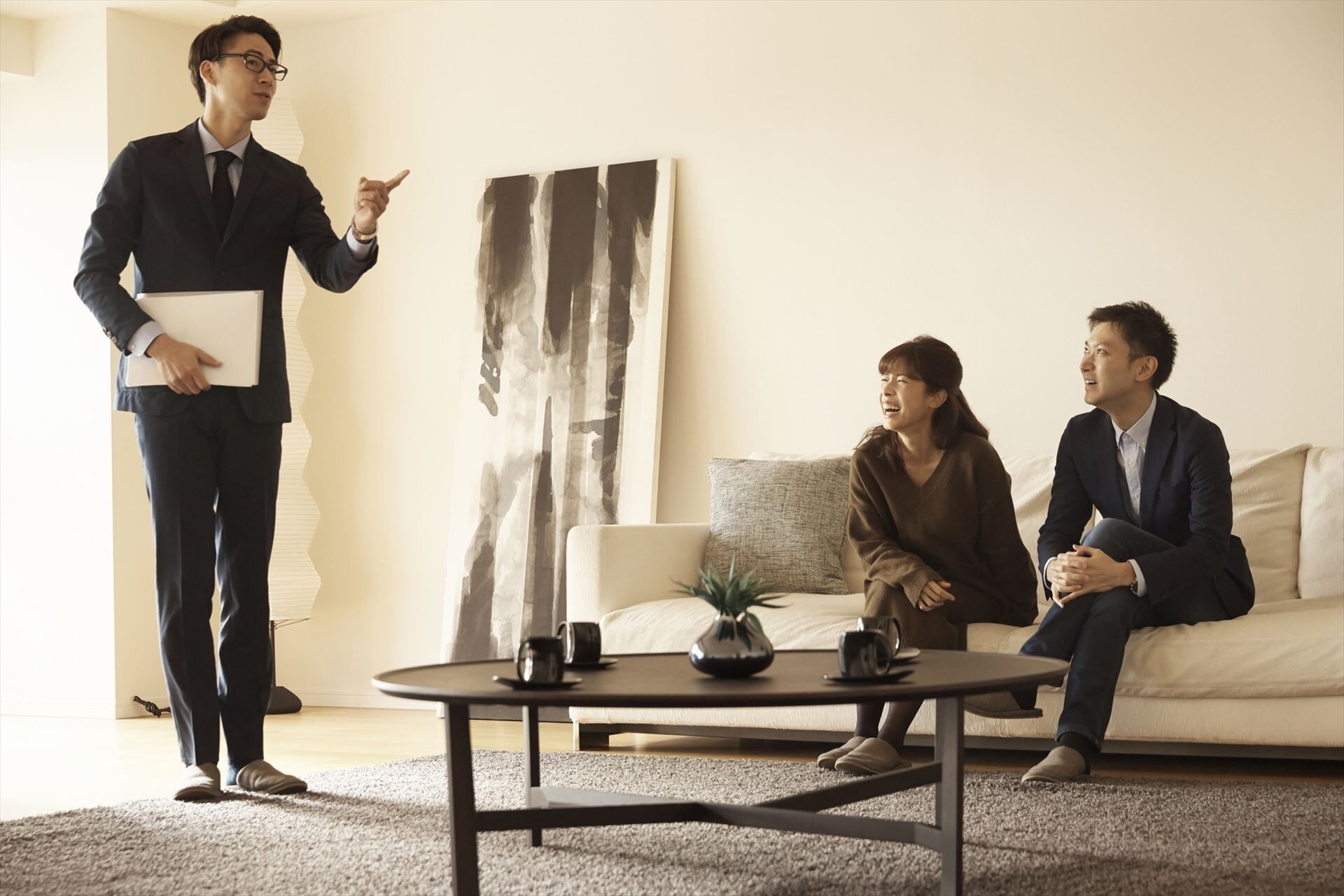 リビングを紹介する男性営業マン_R
