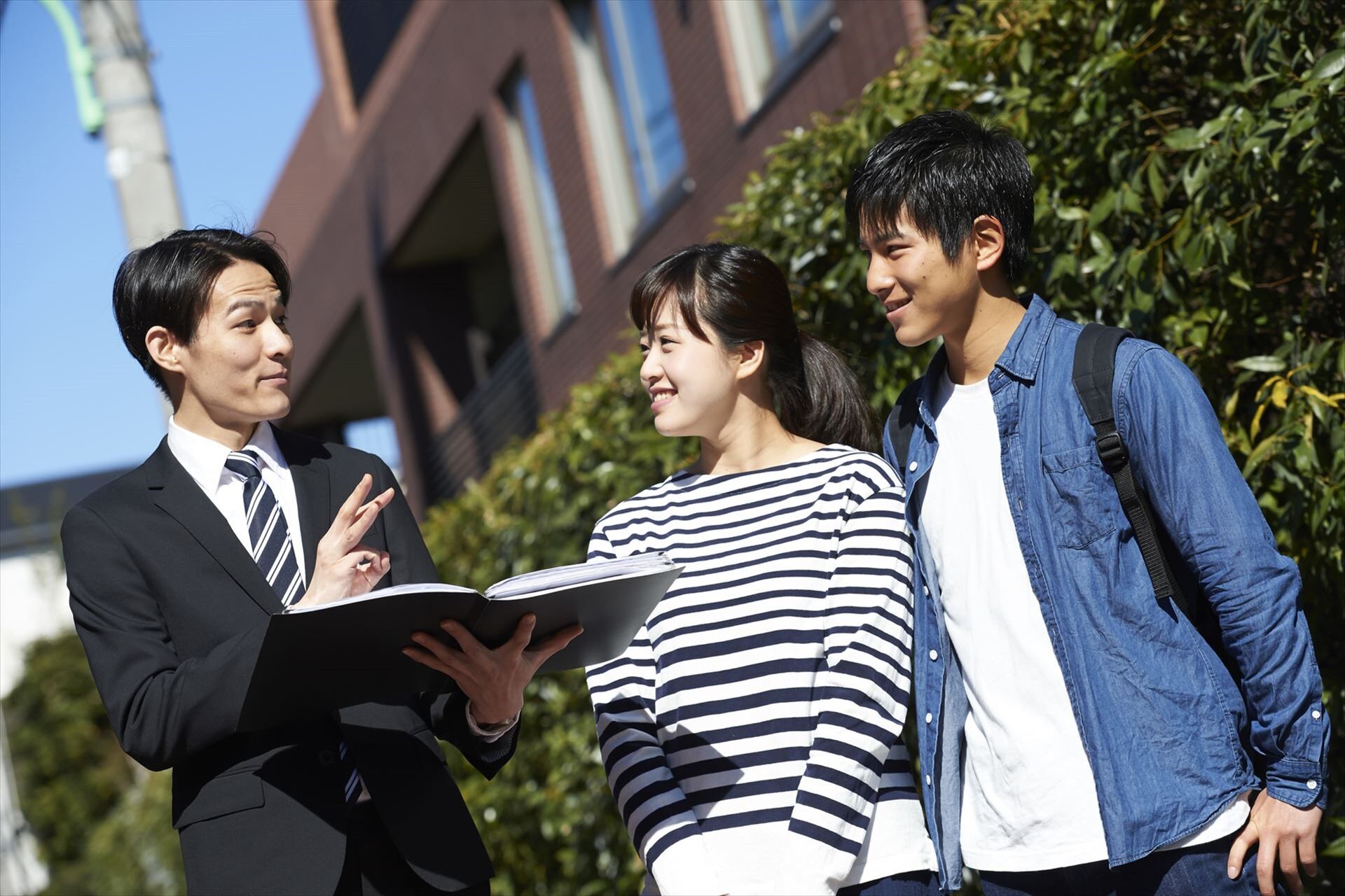 物件の紹介をする男性営業マン